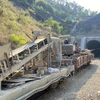 Vận chuyển vật tư vào khắc phục sự cố sạt lở hầm đường sắt Chí Thạnh. (Ảnh: Tường Quân/TTXVN)