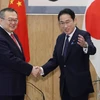 Thủ tướng Nhật Bản Fumio Kishida (phải) và Trưởng Ban liên lạc Đối ngoại Trung ương Đảng Cộng sản Trung Quốc Lưu Kiến Siêu. (Nguồn: Japantimes)