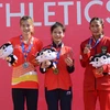 Vận động viên Hoàng Thị Ngọc Anh giành huy chương Vàng và vận động viên Nguyễn Khánh Linh giành huy chương Bạc. (Ảnh: Văn Dũng/TTXVN)