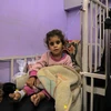 Em nhỏ bị suy dinh dưỡng được điều trị tại bệnh viện ở Deir al-Balah, Dải Gaza, ngày 2/6/2024. (Ảnh: THX/TTXVN)