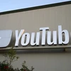 Biểu tượng YouTube tại California, Mỹ. (Ảnh: AFP/TTXVN)