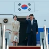 Tổng thống Hàn Quốc Yoon Suk Yeol cùng Đệ nhất phu nhân Kim Keon Hee tại căn cứ không quân Seoul ở Seongnam, bắt đầu chuyến công du tới khu vực Trung Á, ngày 10/6/2024. (Ảnh: Yonhap/TTXVN)