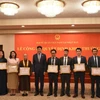 Đại sứ Việt Nam tại Nhật Bản Phạm Quang Hiệu trao tặng giấy khen cho các tập thể, cá nhân có thành tích xuất sắc trong hoạt động cộng đồng tại Nhật Bản năm 2023. (Ảnh: Nguyễn Tuyến/TTXVN)