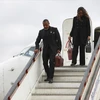 Phó tổng thống Malawi Saulos Chilima và vợ rời máy bay ở thủ đô Lillongwe ngày 9/6. (Ảnh: AP)