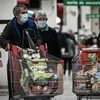 Người dân mua sắm tại siêu thị ở Bordeaux, Pháp. (Ảnh: AFP/TTXVN)
