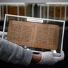 Cuốn sách Crosby-Schoyen Codex được trưng bày tại nhà đấu giá Christie's ở Paris, Pháp, ngày 23/4/2024. (Ảnh: AFP/TTXVN)