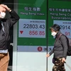 Bảng điện tử niêm yết chỉ số chứng khoán Hang Seng của Hong Kong (Trung Quốc). (Ảnh: AFP/TTXVN)