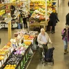 Người tiêu dùng mua sắm tại chợ ở Ontario, Canada. (Ảnh: THX/TTXVN)
