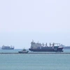 Tàu thuyền di chuyển trên Biển Đỏ. (Ảnh: AFP/TTXVN)