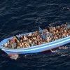 Người di cư bất hợp pháp được hải quân Italy giải cứu ở vùng biển ngoài khơi đảo Lampedusa (Italy), trên Địa Trung Hải. (Ảnh minh họa: AFP/TTXVN)