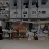 Người dân Palestine họp chợ tại thành phố Khan Younis, Dải Gaza ngày 15/6/2024. (Ảnh: THX/TTXVN)