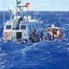 Tàu của Lực lượng bảo vệ bờ biển Italy giải cứu người di cư và tìm kiếm thi thể các nạn nhân ở ngoài khơi đảo Lampedusa, ngày 5/8/2023. (Ảnh minh họa: AFP/TTXVN)