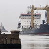 Tàu chở dầu Pashin (phải) và tàu cứu hộ Nicolay Chiker (trái) của Hải quân Nga tới cảng ở La Habana, Cuba, ngày 12/6/2024. (Ảnh: AFP/TTXVN)