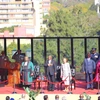 Tổng thống Cyril Ramaphosa cùng Chánh án Raymond Zondo hát quốc ca kết thúc lễ nhậm chức hôm 19/6. (Ảnh: Hồng Minh/TTXVN)