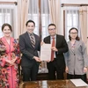 Cục trưởng Cục Lãnh sự Doãn Hoàng Minh trao Giấy chấp nhận Lãnh sự Danh dự cho ông Bùi Quang Minh. (Ảnh: Lãnh sự quán Slovenia tại Thành phố Hồ Chí Minh)