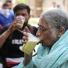 Người dân uống nước mía giải nhiệt trong ngày nắng nóng tại Amritsar, bang Punjab, miền Bắc Ấn Độ. (Ảnh: THX/TTXVN)