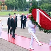 Tổng thống Vladimir Putin đến đặt vòng hoa và vào Lăng viếng Chủ tịch Hồ Chí Minh. (Ảnh: Phạm Kiên/TTXVN)