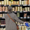Người dân mua sắm tại siêu thị ở London, Anh. (Ảnh: AFP/TTXVN)
