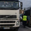 Xe tải xếp hàng tại cửa khẩu biên giới Ba Lan-Ukraine ở Hrebenne, đông nam Ba Lan, ngày 27/11/2023. (Ảnh: PAP/TTXVN)