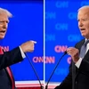 Tổng thống Mỹ Joe Biden (phải) và cựu Tổng thống Donald Trump tại cuộc tranh luận trực tiếp đầu tiên ở Atlanta, bang Georgia, Mỹ, ngày 27/6/2024. (Ảnh: CNN/TTXVN)