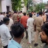 Thân nhân các nạn nhân trong vụ giẫm đạp chờ đợi bên ngoài phòng cấp cứu của bệnh viện Etah, bang Uttar Pradesh (Ấn Độ). (Ảnh: Reuters/TTXVN)