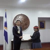 Đại sứ Phạm Quang Hiệu trình quốc thư lên Tổng thống, Tiến sỹ Hilda Heine. (Ảnh: TTXVN phát)