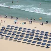 Người dân tránh nóng trên bãi biển ở Busan, Hàn Quốc, ngày 19/6/2024. (Ảnh: Yonhap/TTXVN)