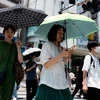 Người dân che ô tránh nắng nóng tại Tokyo, Nhật Bản, ngày 4/7/2024. (Ảnh: THX/TTXVN)