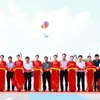 Thủ tướng Phạm Minh Chính và các đại biểu cắt băng thông xe dự án đường bộ nối cao tốc Hà Nội-Hải Phòng với cao tốc Cầu Giẽ-Ninh Bình. (Ảnh: Dương Giang/TTXVN)