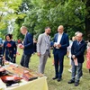 Đại sứ Việt Nam tại Hungary kiêm nhiệm Croatia Nguyễn Thị Bích Thảo giới thiệu các mặt hàng thủ công mỹ nghệ của Việt Nam với các đại biểu quốc tế. (Ảnh: TTXVN phát)