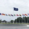 Cờ NATO và quốc kỳ các nước thành viên tại trụ sở NATO ở Brussels, Bỉ. (Ảnh: Kyodo/TTXVN)