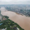 Mưa lớn đã xối xả trút xuống thành phố Trùng Khánh kể từ tối 10/7, khiến mực nước ở 15 con sông dâng cao trên mức báo động. (Nguồn: ImagineChina)