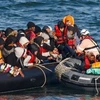 Người di cư được giải cứu khi chiếc thuyền chở họ gặp sự cố trong hành trình vượt eo biển Manche từ Pháp tới Anh. (Ảnh: Getty Images/TTXVN)