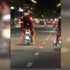 Bốn thanh niên trên một chiếc xe máy "biểu diễn" trên đường. (Nguồn: Ảnh cắt từ clip)