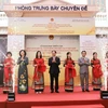 Bộ trưởng Bộ Ngoại giao Bùi Thanh Sơn và đại biểu khai mạc triển lãm. (Ảnh: Doãn Tấn/TTXVN)