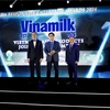 Ông Lê Hoàng Minh, Giám đốc Điều hành Sản xuất của Vinamik, nhận cúp chứng nhận cho hạng mục Green Leadership của Giải thưởng AREA. (Nguồn: Vietnam+)