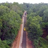 Thi công sửa chữa, cải tạo đoạn Quốc lộ 14C nối từ thị trấn Đắk Mil (Đắk Mil, Đắk Nông) với tỉnh Đắk Lắk. (Ảnh: Hưng Thịnh/TTXVN)