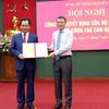Trưởng Ban Tổ chức Trung ương Lê Minh Hưng (phải) trao Quyết định của Bộ Chính trị cho ông Trịnh Việt Hùng. (Ảnh: Trần Trang/TTXVN)