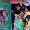 Tuyên truyền về phòng, chống mua bán người cho phụ nữ dân tộc thiểu số tại chợ trung tâm xã Sín Chéng, huyện Si Ma Cai, tỉnh Lào Cai. (Ảnh: Hương Thu/TTXVN)
