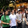 Các đại biểu tham quan một số tuyến phố ở Phố Cổ Hội An. (Ảnh: Trịnh Bang Nhiệm/TTXVN)