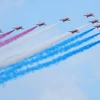 Phi đội bay "Mũi tên đỏ" của Không quân Hoàng gia Anh trình diễn tại Triển lãm Hàng không Quốc tế Farnborough ở Hampshire ngày 22/7/2024. (Ảnh: Getty Images/TTXVN)