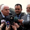Ông Azzam al-Ahmed (trái), chỉ huy cấp cao của Phong trào Fatah, trong cuộc họp báo tại Ramallah, Bờ Tây. (Ảnh: AFP/TTXVN)