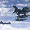 Chiến đấu cơ F-35A của Hàn Quốc và tiêm kích F-16 của Mỹ tham gia cuộc tập trận chung Ssangmae, ngày 28/7/2023. (Ảnh: YONHAP/TTXVN)