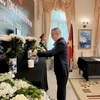 Đại sứ Vũ Quang Minh kính viếng Tổng Bí thư Nguyễn Phú Trọng tại Đại sứ quán Việt Nam ở Berlin. (Ảnh: Phương Hoa/TTXVN)