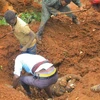 Lực lượng cứu hộ tìm kiếm các nạn nhân vụ lở đất ở huyện Geze Gofa, miền Nam Ethiopia, ngày 22/7/2024. (Ảnh: THX/TTXVN)