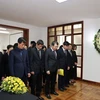 Toàn thể cán bộ, nhân viên Đại sứ quán và các cơ quan đại diện Việt Nam tại Mexico dành một phút mặc niệm Tổng Bí thư Nguyễn Phú Trọng. (Ảnh: Phi Hùng/TTXVN)