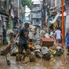 Người dân dọn dẹp sau mưa lũ tại Marikina, Philippines ngày 25/7/2024. (Nguồn: THX/TTXVN)