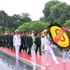 Đoàn đại biểu Quân ủy Trung ương và Bộ Quốc phòng tưởng niệm các Anh hùng liệt sĩ. Ảnh: Minh Đức - TTXVN
