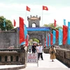 Mỗi ngày, Thành cổ Quảng Trị đón tiếp hơn 1.000 lượt khách đến tham quan, dâng hương, dâng hoa trong dịp 27/7. (Ảnh: Thanh Thủy/TTXVN)
