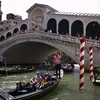 Khách du lịch đi thuyền gondola tại Venice, Italy. (Ảnh: AFP/TTXVN)